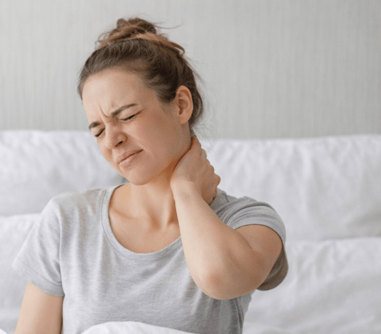 femme souffrante qui tient son cou car elle a mal à la nuque, des douleurs cervicales