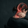 Illustration médicale de la névralgie d'Arnold : Trajet du nerf occipital en rouge vif sur une personne vue de dos, tenue de la nuque