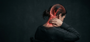 Illustration médicale de la névralgie d'Arnold : Trajet du nerf occipital en rouge vif sur une personne vue de dos, tenue de la nuque